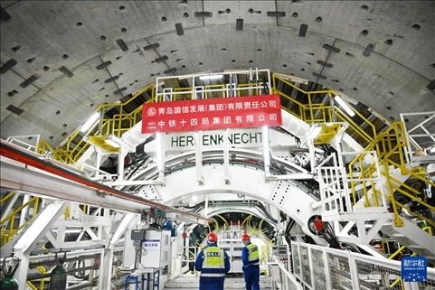 12月30日，中鐵十四局技術(shù)人員在盾構(gòu)掘進(jìn)開(kāi)始前檢查“海天號(hào)”盾構(gòu)機(jī)。新華社記者 李紫恒 攝