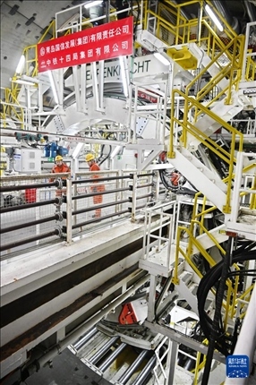 12月30日，建設(shè)者在青島膠州灣第二隧道工程南線主線隧道盾構(gòu)掘進(jìn)現(xiàn)場(chǎng)作業(yè)。新華社記者 李紫恒 攝