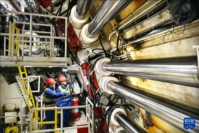 12月30日，中鐵十四局技術(shù)人員在盾構(gòu)掘進(jìn)開(kāi)始前檢查“海天號(hào)”盾構(gòu)機(jī)。新華社記者 李紫恒 攝