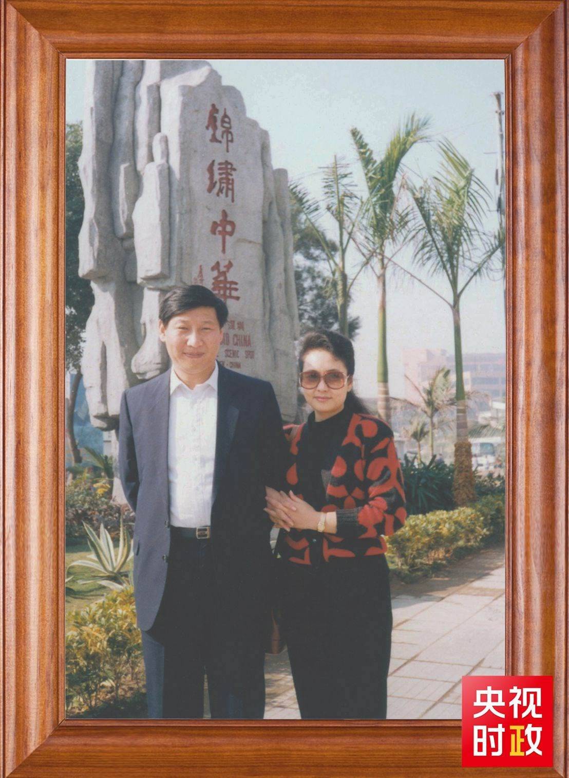 △這是習(xí)近平和夫人彭麗媛的合影。這張照片第一次出現(xiàn)在他的書架上。
