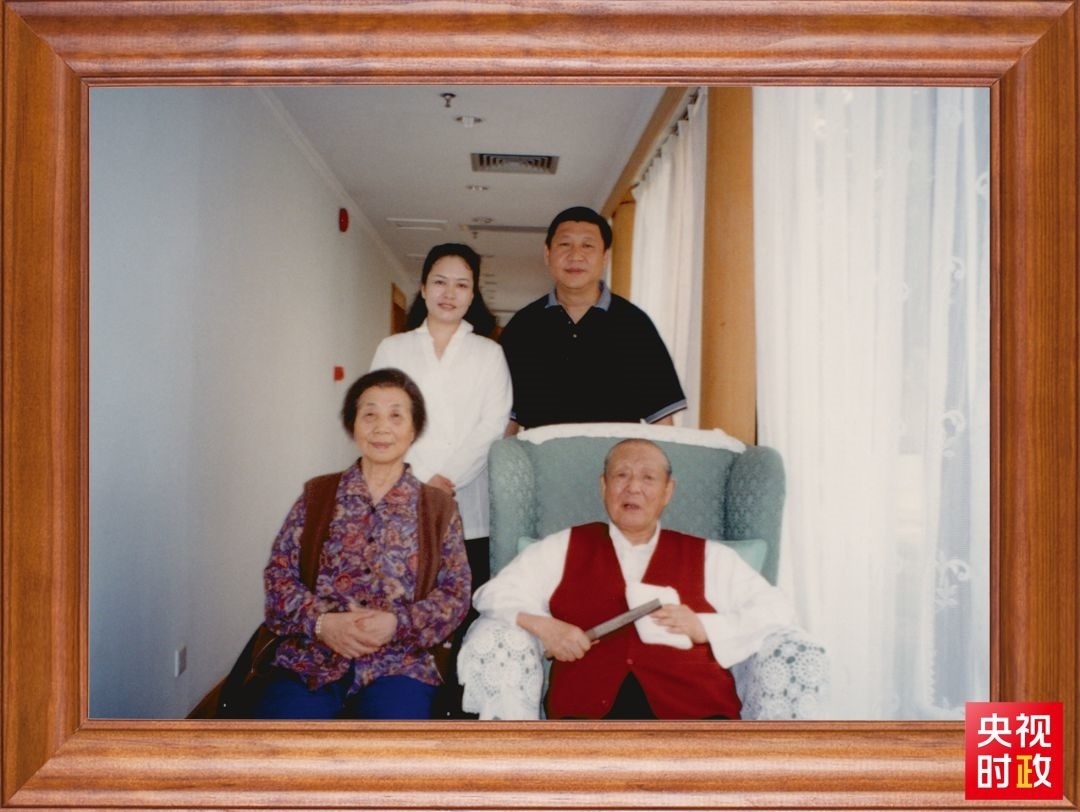 △這是習(xí)近平夫婦同父親習(xí)仲勛、母親齊心的合影。這張照片第一次出現(xiàn)在他的書架上。