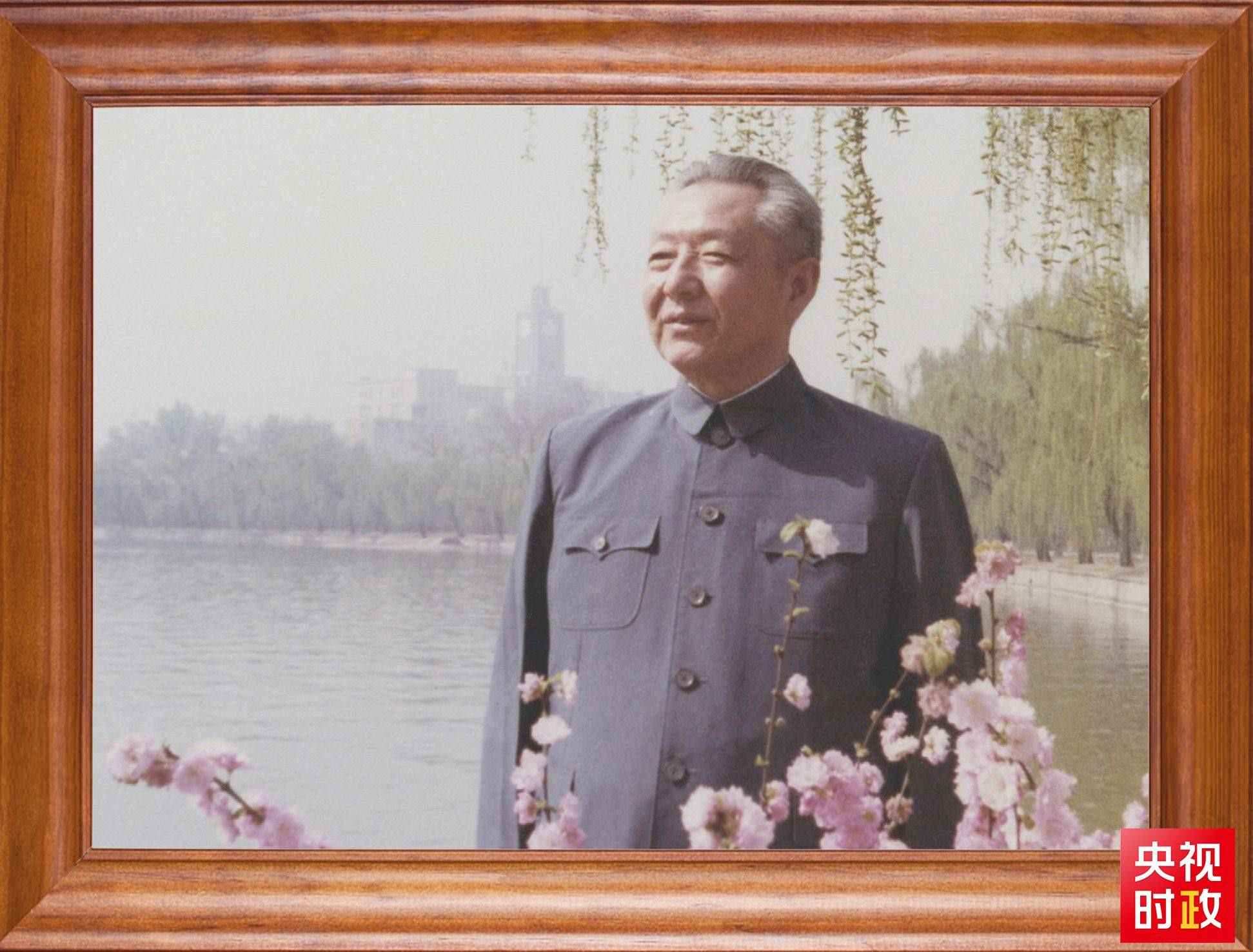 △這是習(xí)近平父親習(xí)仲勛同志的照片。2023年10月15日，是習(xí)仲勛同志誕辰110周年紀(jì)念日。這張照片第一次出現(xiàn)在他的書架上。