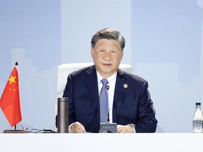 當?shù)貢r間8月24日，習近平主席在南非約翰內(nèi)斯堡出席金磚國家領導人第十五次會晤特別記者會。