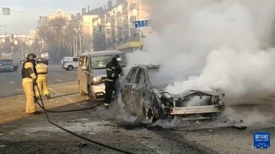 這張俄羅斯緊急情況部12月30日發(fā)布的視頻截圖顯示，在俄羅斯別爾哥羅德市，工作人員在現(xiàn)場(chǎng)救援。新華社發(fā)