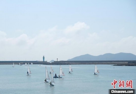浙江象山，杭州亞運(yùn)會(huì)帆船項(xiàng)目運(yùn)動(dòng)員揚(yáng)帆起航。林波 攝