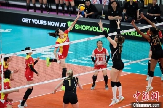 女排世俱杯賽場(chǎng)上，天津渤海銀行女排(紅)對(duì)陣巴西海灘女排(黑)。主辦方供圖