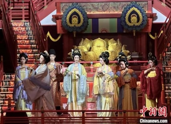 2023年12月31日晚間，在長安十二時辰主題街區(qū)進(jìn)行的漢服表演。 中新社記者 張一辰 攝