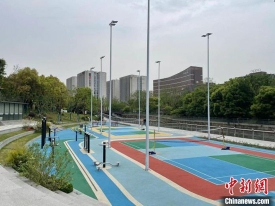 杭州余杭區(qū)一嵌入式體育場(chǎng)地。張煜歡 攝