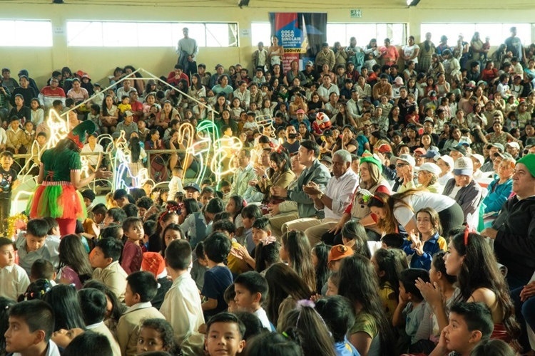 捐贈(zèng)儀式在埃爾查科市中心的體育館舉行。中國(guó)電建厄瓜多爾代表處提供圖
