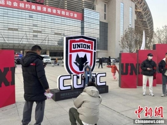 球迷們與隊徽合影。記者 卞立群 攝