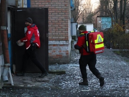  2023年11月25日，烏克蘭紅十字會(huì)救援人員在基輔市一棟遭空襲的居民樓實(shí)施清理和救助工作。新華社發(fā)（羅曼·佩圖什科夫攝）