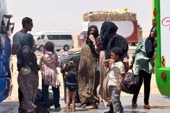  2023年4月27日，在埃及南部與蘇丹交界的阿爾根邊境口岸，人們離開蘇丹進(jìn)入埃及境內(nèi)。新華社發(fā)（拉德萬攝）