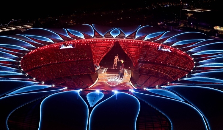 2023年9月23日，最后一棒火炬手汪順和數(shù)字火炬手在杭州亞運會開幕式上點燃主火炬。新華社記者 程婷婷 攝