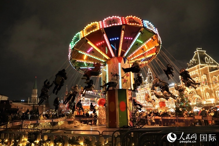 位于莫斯科紅場中央的“古姆”新年集市。人民網(wǎng)記者 隋鑫攝