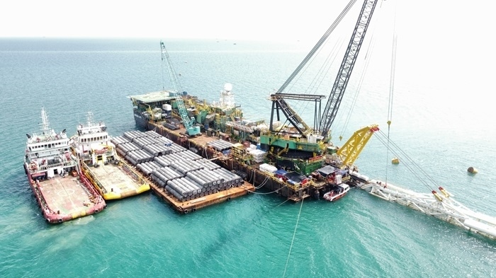 印尼拉維拉維項目52英寸海管拖拉頭準確抵達登陸點。主辦方供圖
