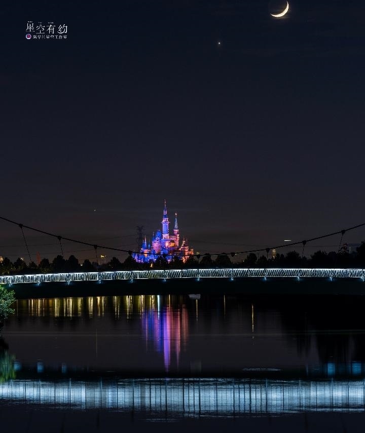 上海星空攝影愛好者陳悅?cè)A2023年5月23日在上海浦東拍攝的金星伴月。（本人供圖）