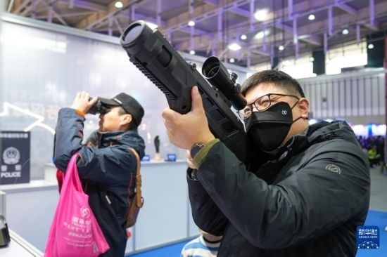 1月6日，觀眾在警營開放周活動現(xiàn)場體驗警用激光炫目槍。