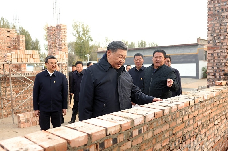 2023年11月10日，習(xí)近平總書記在河北保定涿州市刁窩鎮(zhèn)萬全莊村房屋重建施工現(xiàn)場考察。