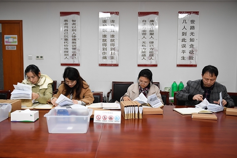 2020年1月8日，浙江寧波市北侖區(qū)紀(jì)委工作人員在檢查北侖區(qū)大數(shù)據(jù)發(fā)展管理中心2019年的公款消費(fèi)票據(jù)，查找是否存在違規(guī)問題。