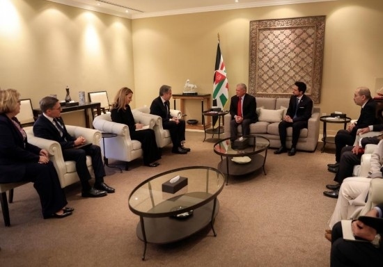 1月7日，約旦國王阿卜杜拉二世（中右）在安曼會見到訪的美國國務(wù)卿布林肯（中左）。新華社發(fā)（約旦王宮供圖）