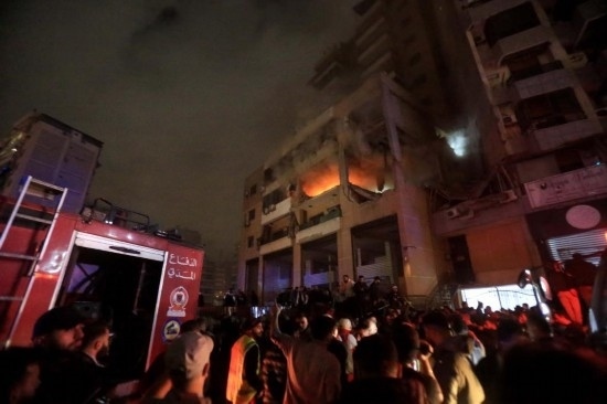 1月2日，人們聚集在黎巴嫩貝魯特南郊的以色列無(wú)人機(jī)襲擊現(xiàn)場(chǎng)。新華社發(fā)（比拉爾·賈維希攝）