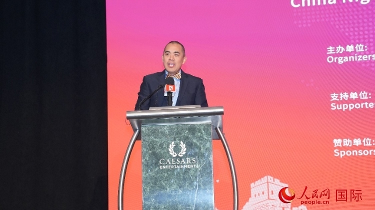 內(nèi)華達(dá)州副州長(zhǎng)辦公室幕僚長(zhǎng)魯?shù)稀づ撩鲌D安在論壇致辭。人民網(wǎng)記者 鄧圩攝