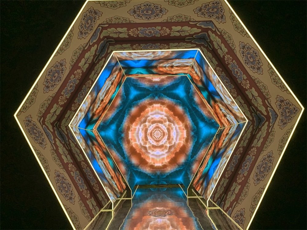 中國(guó)國(guó)家博物館“華彩萬(wàn)象——石窟藝術(shù)沉浸體驗(yàn)”現(xiàn)場(chǎng)。人民網(wǎng)記者 韋衍行攝