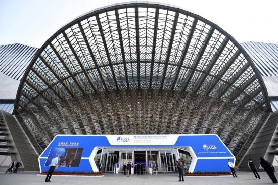 2023年10月30日，參會嘉賓步入長沙國際會議中心。當(dāng)日，以“全球發(fā)展 共享安全”為主題的博鰲亞洲論壇全球經(jīng)濟發(fā)展與安全論壇第二屆大會在湖南長沙開幕。新華社記者 陳振海 攝