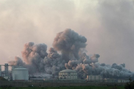  這是1月6日從加沙邊境以色列一側(cè)拍攝的加沙北部遭襲情況。新華社發(fā)（伊蘭·阿薩亞格攝/基尼圖片社）