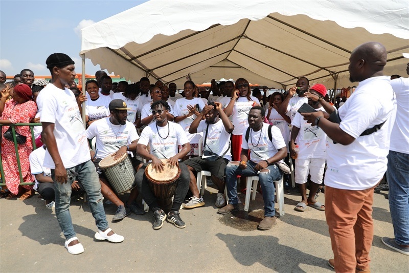 當?shù)孛癖姂c祝通車。中建國際中西非公司供圖。