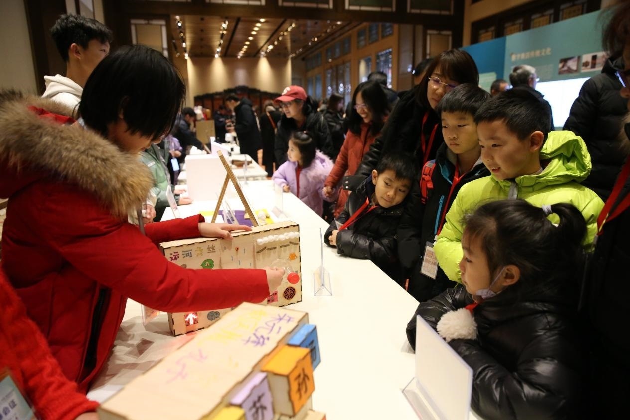 學(xué)生現(xiàn)場演示科創(chuàng)作品。主辦方供圖