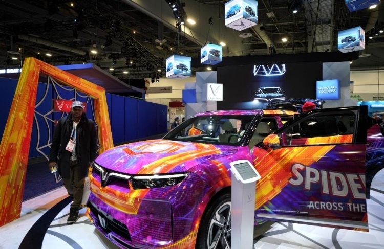 1月11日，人們?cè)诿绹咕S加斯消費(fèi)電子展越南電動(dòng)汽車制造商VinFast展臺(tái)參觀。新華社記者吳曉凌攝