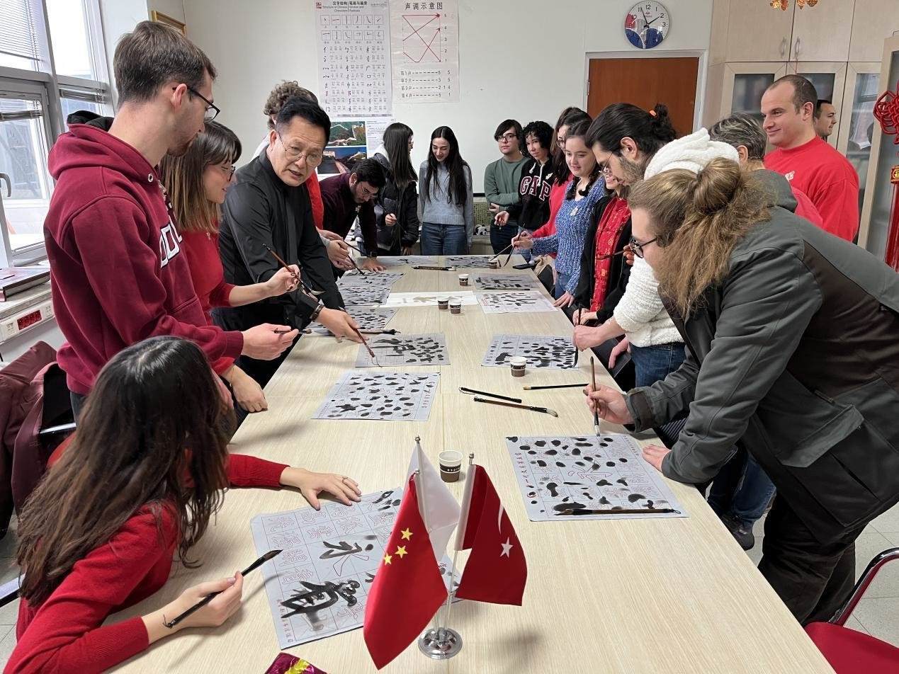 學(xué)生體驗書法。中東技術(shù)大學(xué)孔院供圖