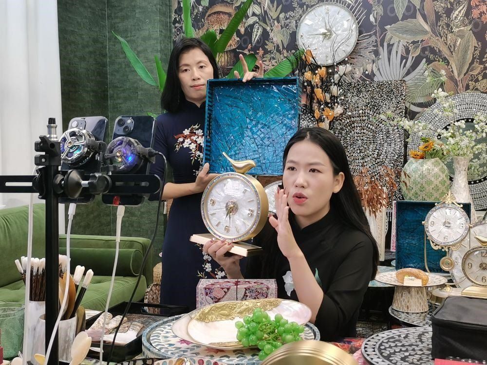 △在廣西防城港東興市一個電商直播間里，主播在進行活動推介。