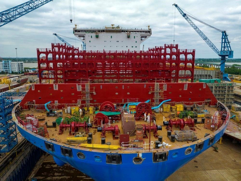 △2023年5月7日，江蘇揚州中遠海運重工有限公司工人在作業(yè)。