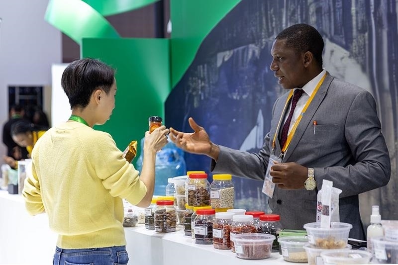 △2023年11月7日，在進博會國家館尼日利亞館，展商介紹尼日利亞產(chǎn)品。
