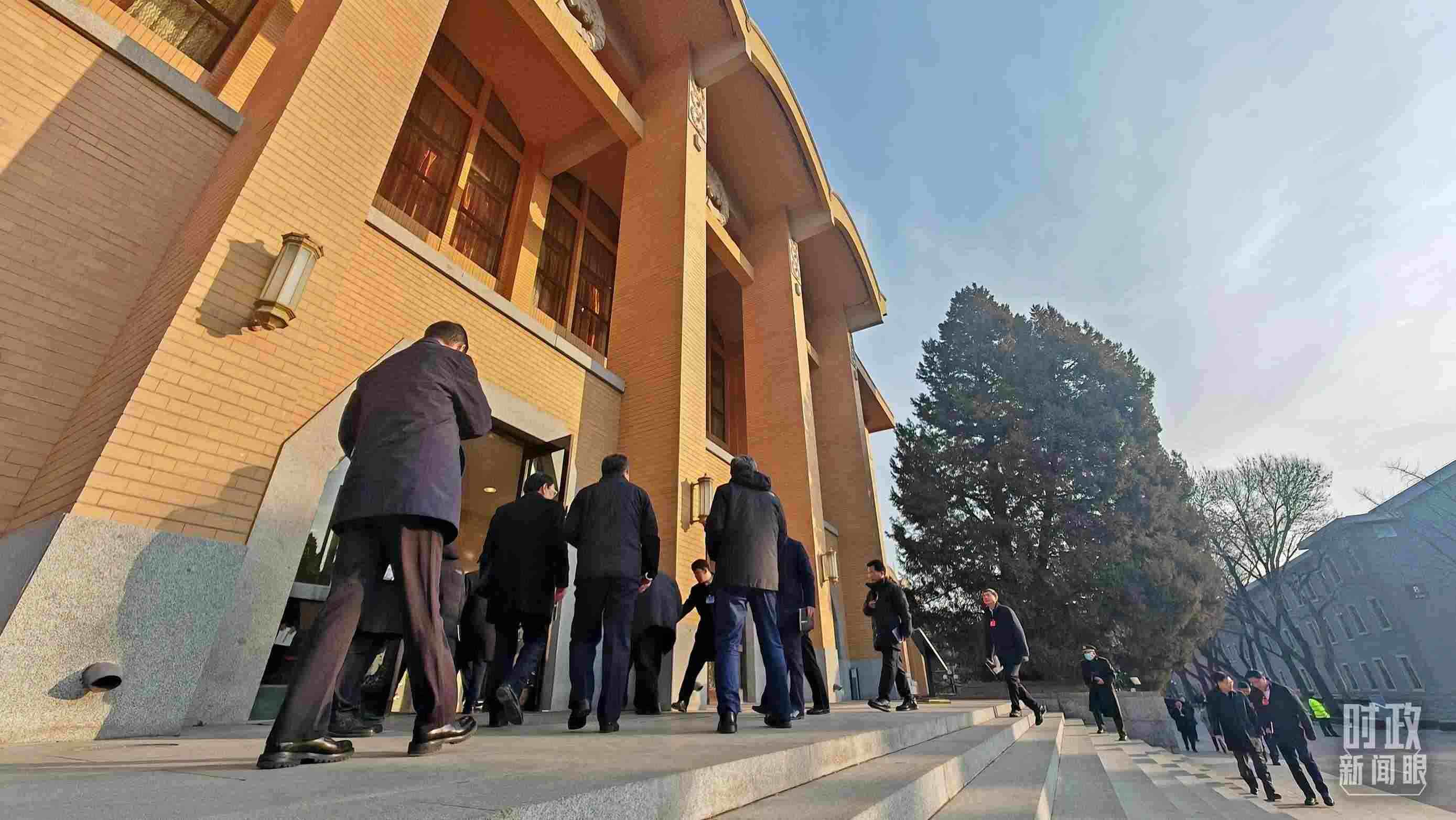 △省部級主要領(lǐng)導(dǎo)干部推動金融高質(zhì)量發(fā)展專題研討班的學(xué)員們正在進(jìn)入會場。（總臺央視記者王策拍攝）