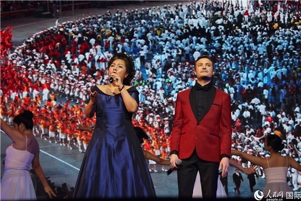 圖為中法藝術(shù)家聯(lián)袂演唱《我和你》。人民網(wǎng)記者 尚凱元攝