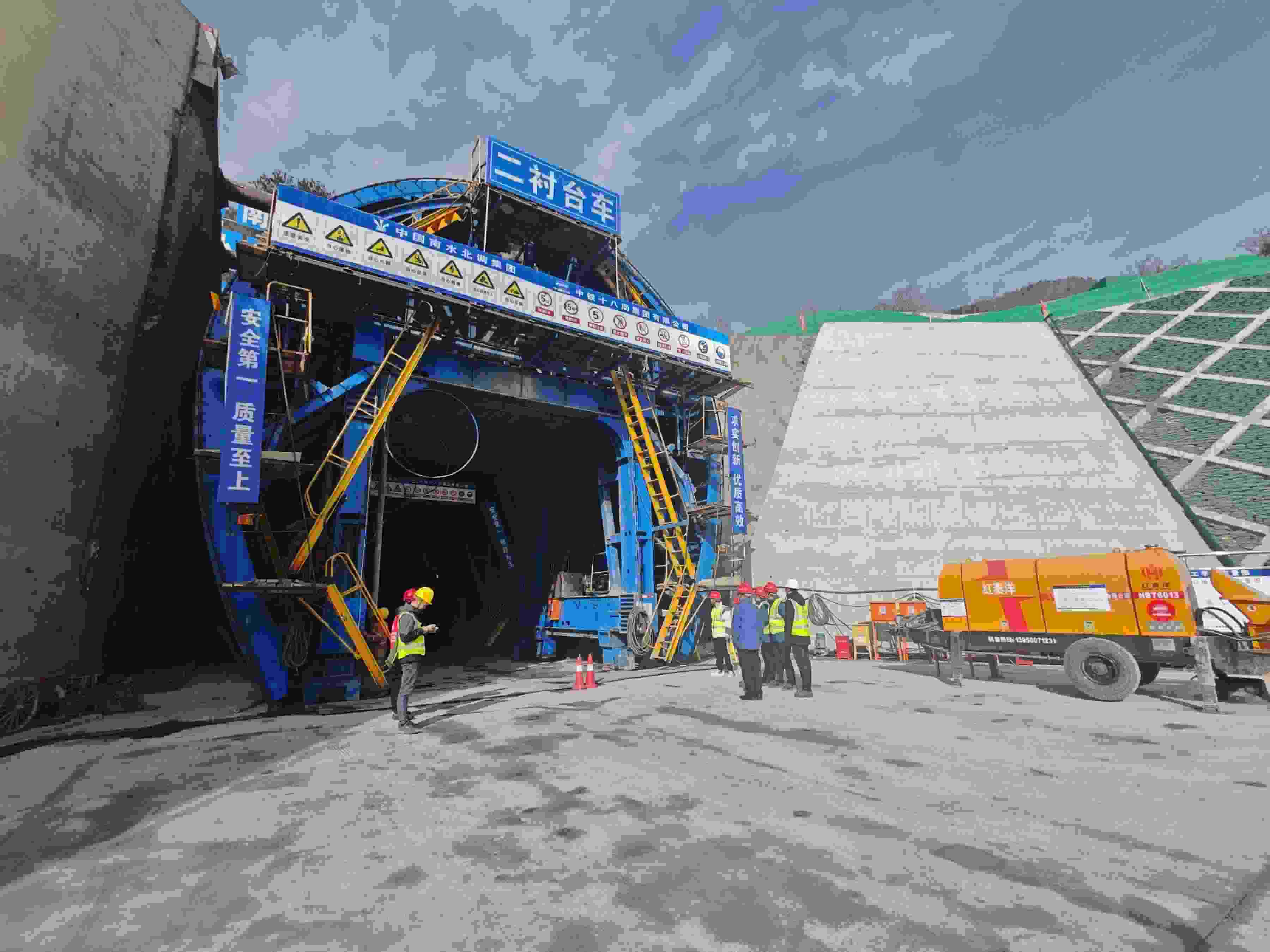 湖北省襄陽(yáng)市?？悼h馬良鎮(zhèn)的引江補(bǔ)漢工程輸水隧洞8號(hào)平洞施工現(xiàn)場(chǎng)。受訪(fǎng)者供圖