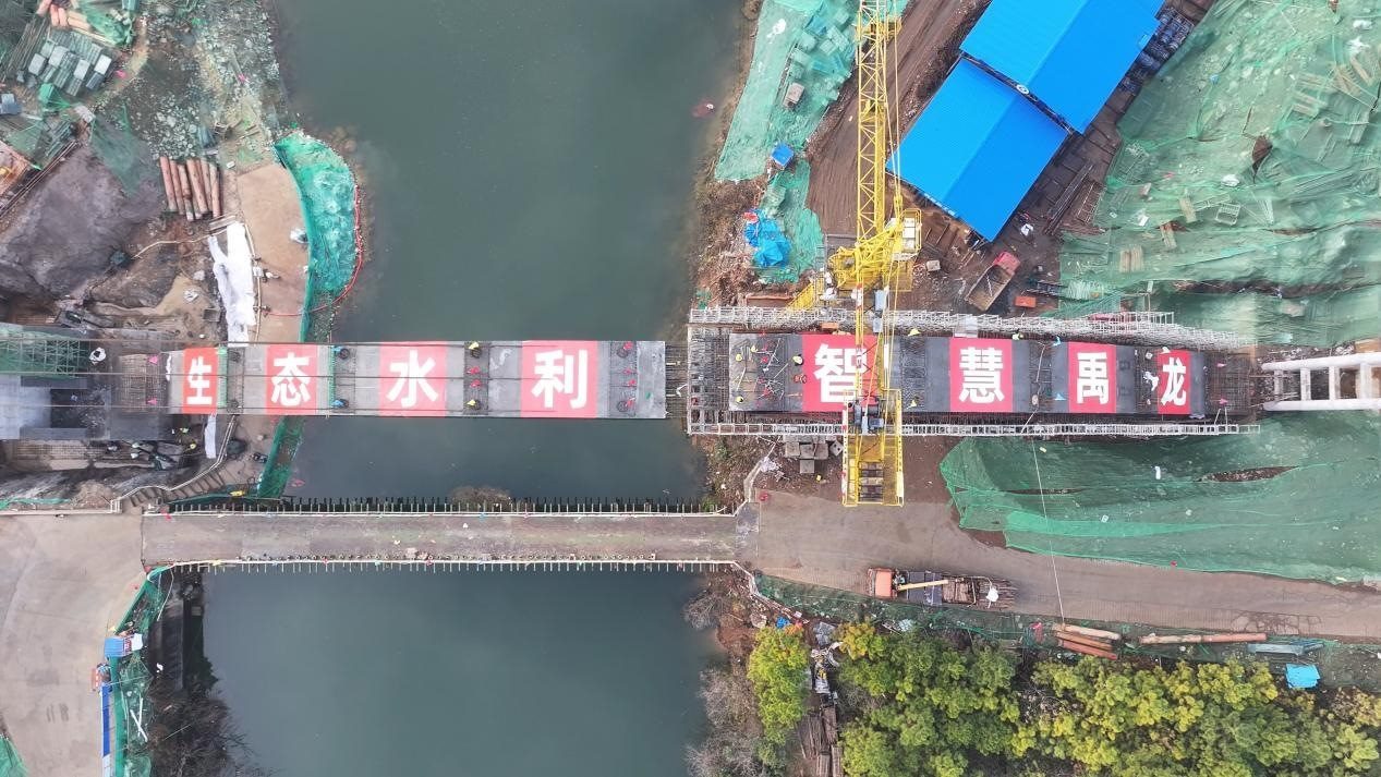 漳河灌區(qū)響水洞渡槽轉(zhuǎn)體合龍。受訪(fǎng)者供圖