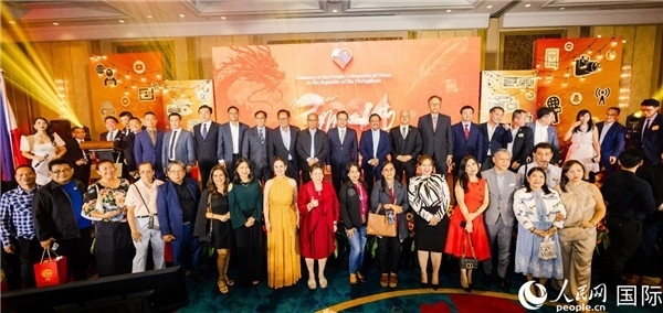 出席駐菲律賓使館2024年新年媒體沙龍部分嘉賓代表合影。人民網(wǎng)記者樊帆 攝
