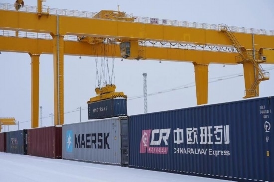 霍爾果斯口岸鐵路換裝場內(nèi)正在進(jìn)行集裝箱換裝作業(yè)。（受訪單位供圖）