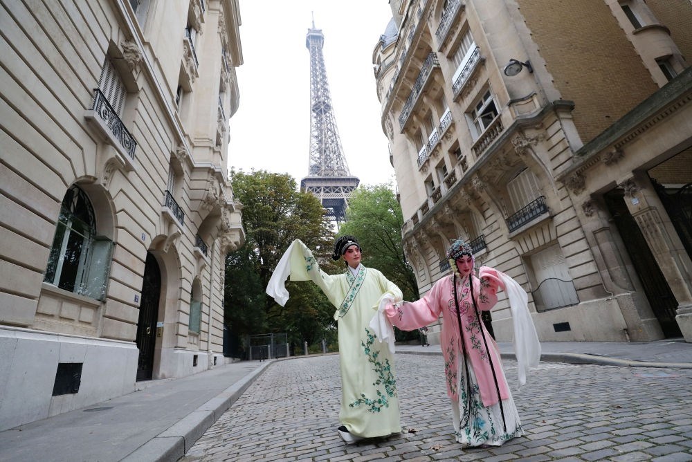 2023年9月13日，江蘇省演藝集團昆劇院院長施夏明（左）和江蘇省演藝集團昆劇院國家一級演員孔愛萍在法國巴黎埃菲爾鐵塔附近參加昆曲快閃。新華社記者 高靜 攝