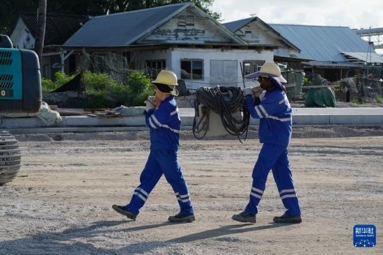 1月18日，工作人員在瑙魯艾沃港碼頭升級改造項目工地工作。新華社記者 王申 攝