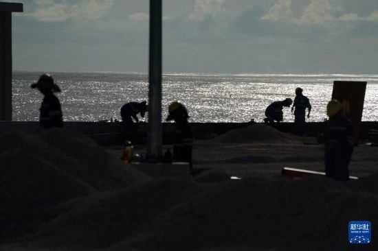 1月18日，工作人員在瑙魯艾沃港碼頭升級改造項目工地工作。新華社記者 王申 攝