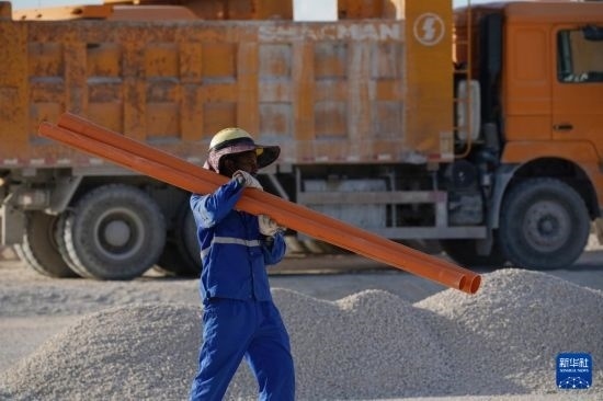 1月18日，工作人員在瑙魯艾沃港碼頭升級改造項目工地工作。新華社記者 王申 攝