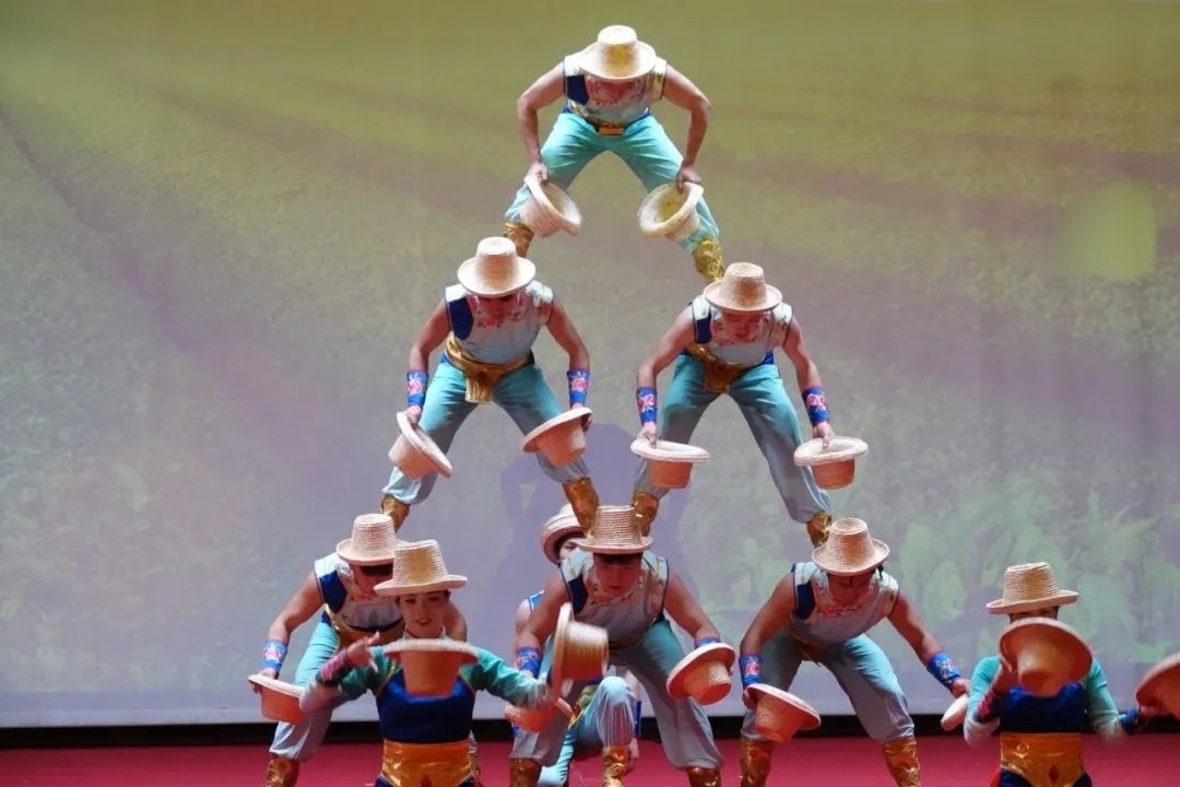 雜技表演“草帽歡歌” 。貝寧中國文化中心供圖