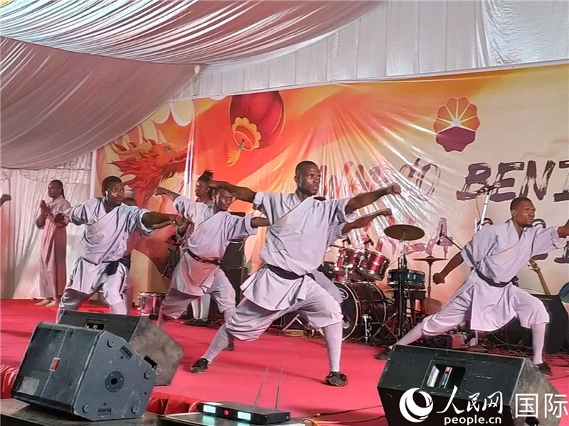 貝寧中國文化中心武術(shù)隊在進(jìn)行表演。人民網(wǎng)記者 黃培昭攝