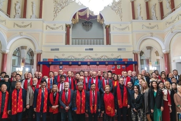 中俄書法美術(shù)作品聯(lián)展與會來賓共同合影留念。駐俄羅斯使館供圖