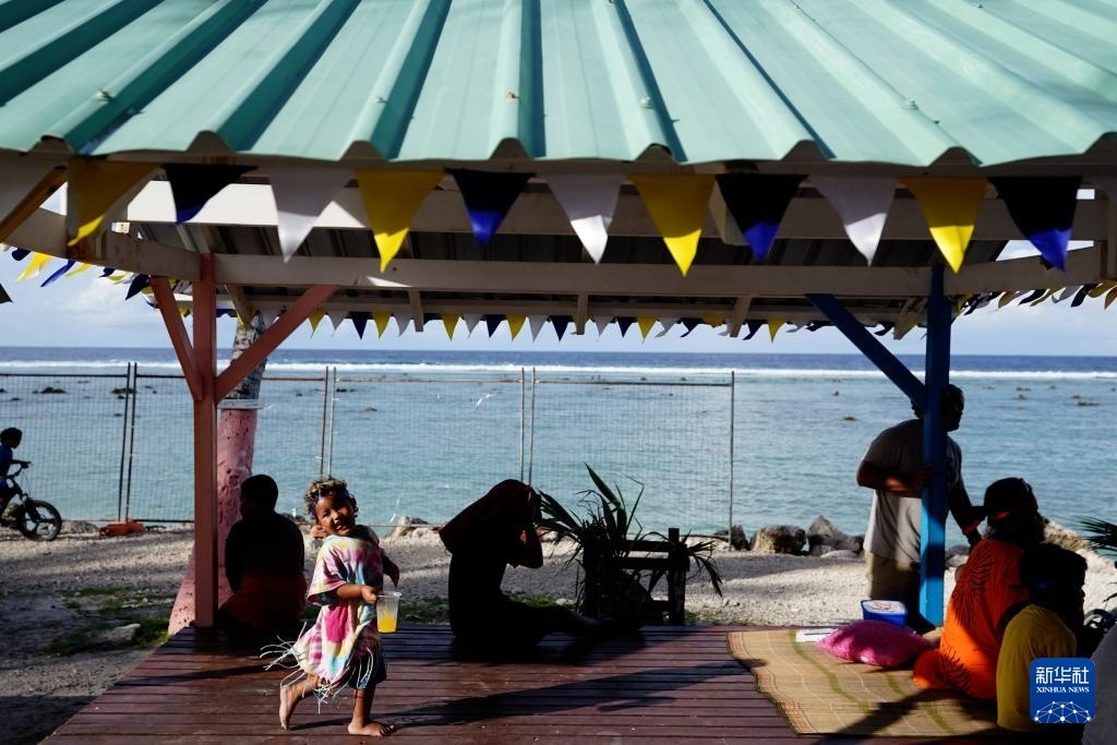 1月20日，當(dāng)?shù)厝嗽阼斠惶幒┬蓍e娛樂。新華社記者 王申 攝